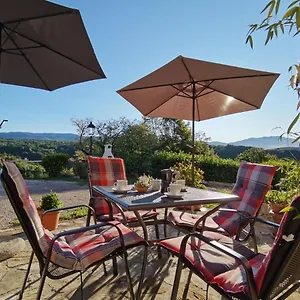 Apartman Jasmina, Hum